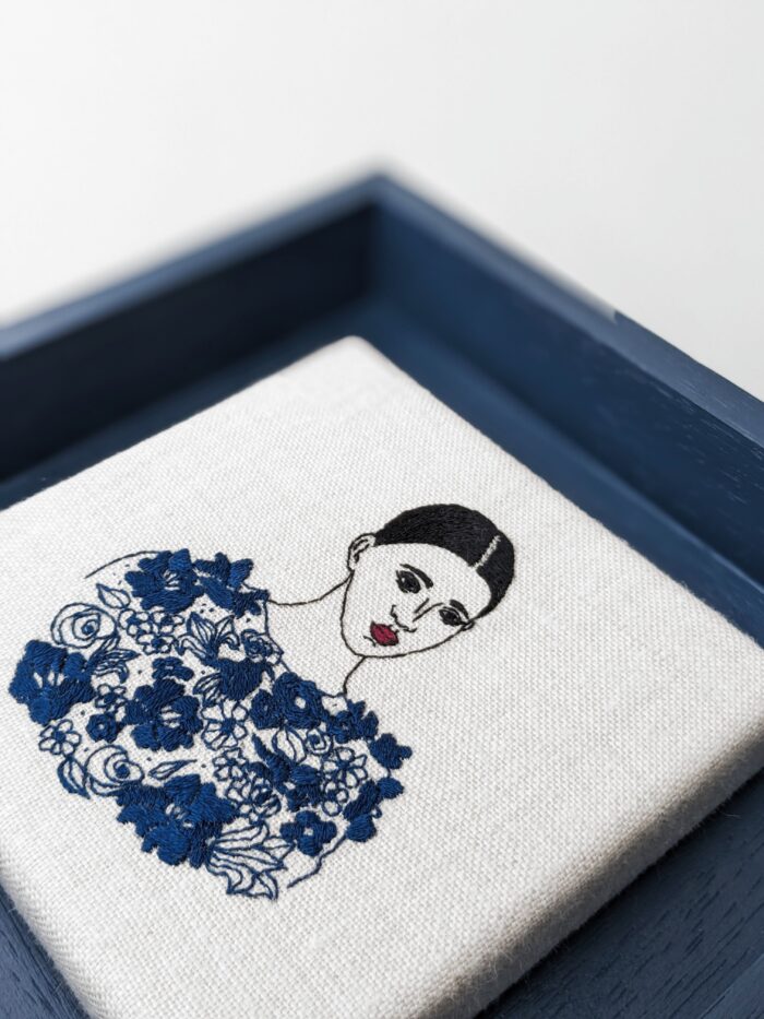 Dame à la dentelle bleue