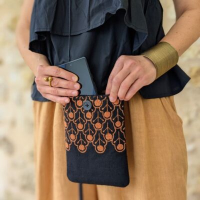 Pochettes brodées noire et orange avec un téléphone portable