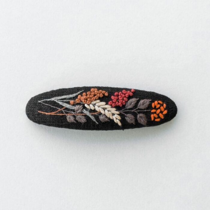 Barrette à cheveux avec broderie fleurs