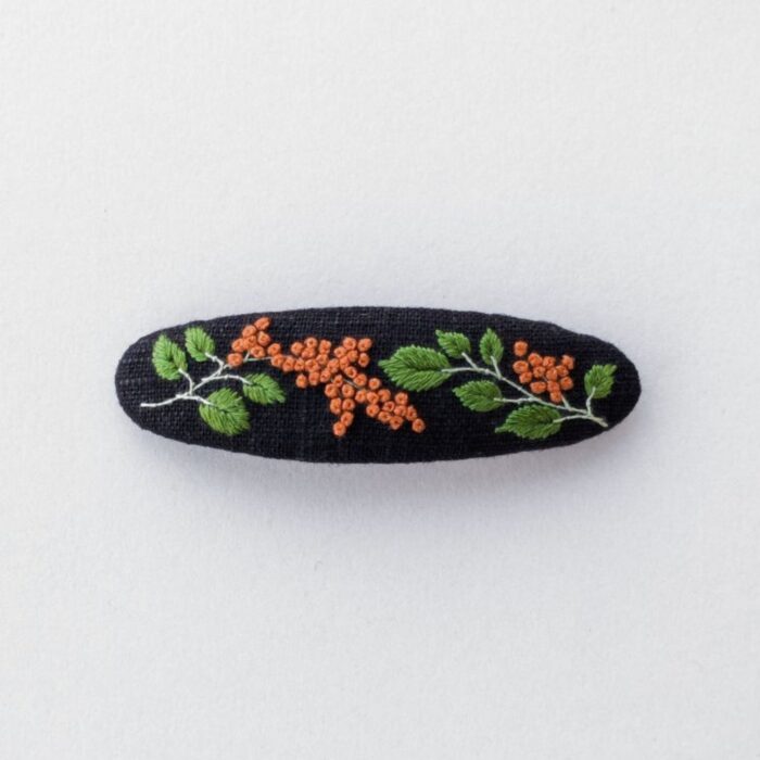 Barrette à cheveux brodée à l'aiguille avec motif fleurs