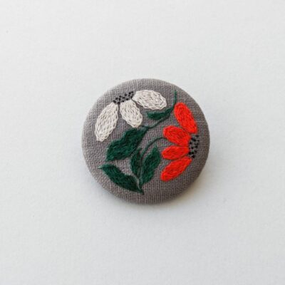 Broche en lin avec motif fleur brodé à l'aiguille