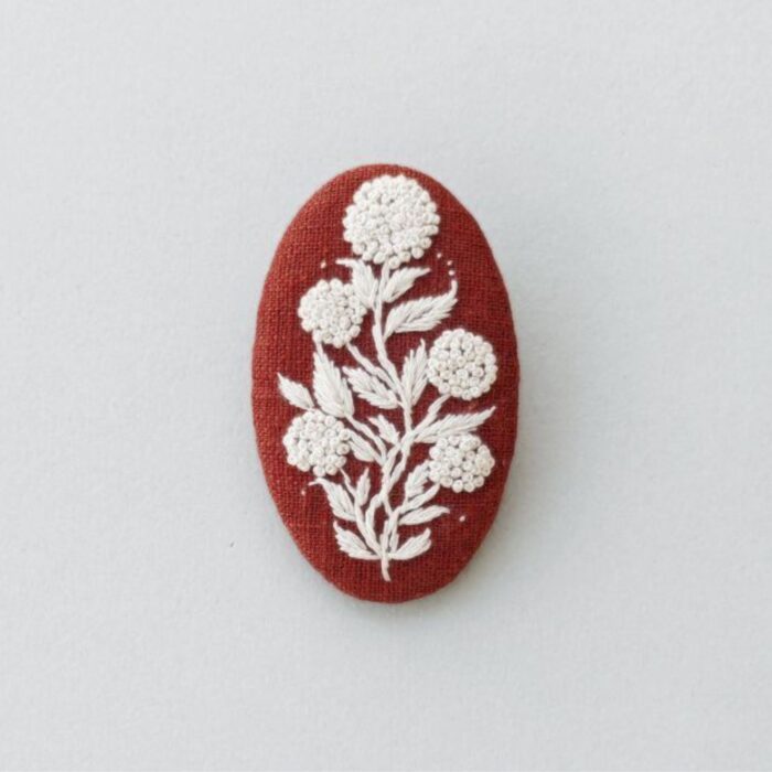 Broche en lin avec motif fleur brodé à l'aiguille