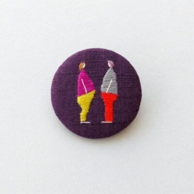 Broche textile avec broderie à l'aiguille