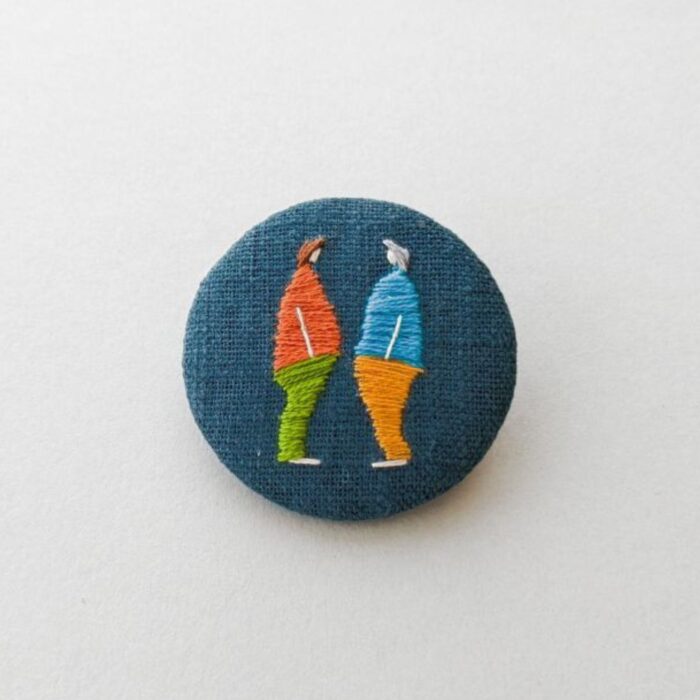 Broche en lin avec broderie faite main petits bonshommes