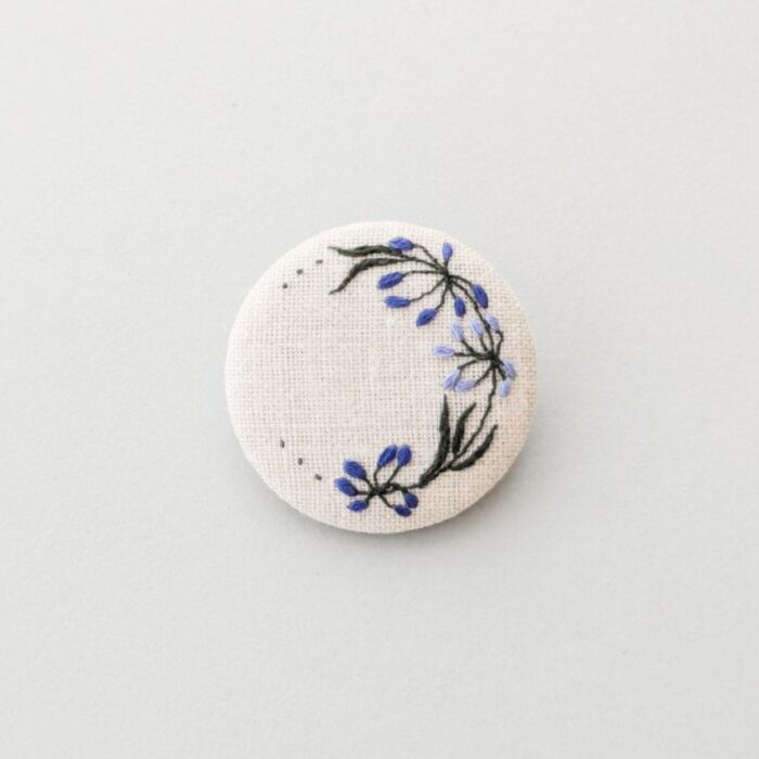 Broche en lin brodée main avec motif couronne de fleurs