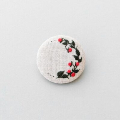 Broche textile avec broderie fleurs faite à l'aiguille