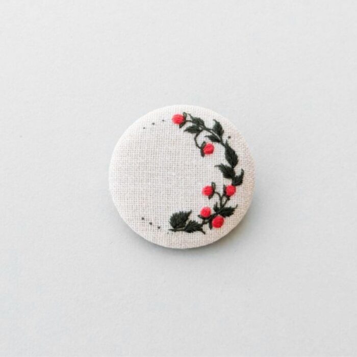 Broche textile avec broderie fleurs faite à l'aiguille