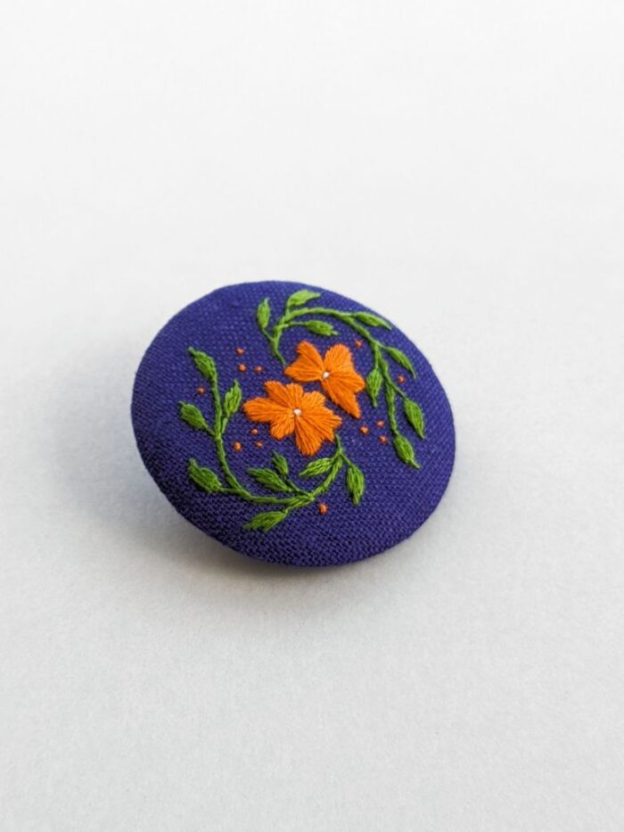 Broche en lin avec motif fleur brodé à l'aiguille