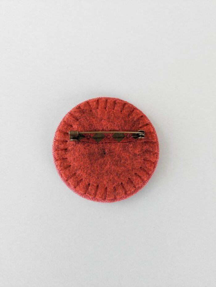 Arrière broche textile avec broderie à l'aiguille