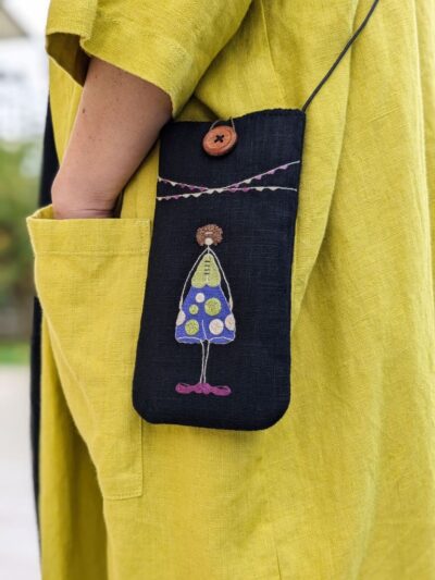 Sac bandoulière pour téléphone avec broderie et bouton bois