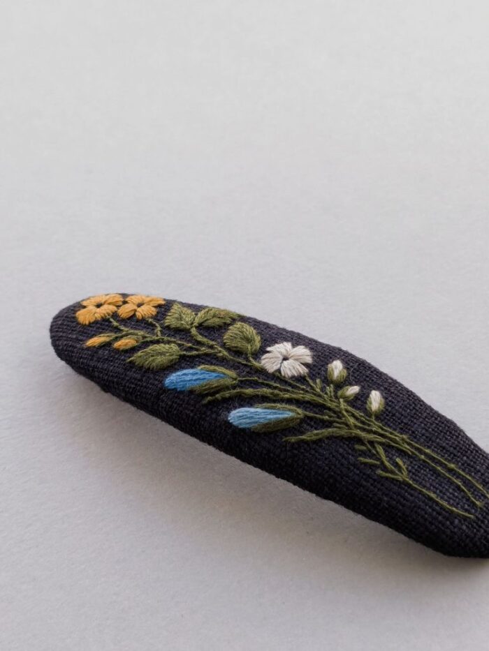 Barrette à cheveux avec broderie faite main