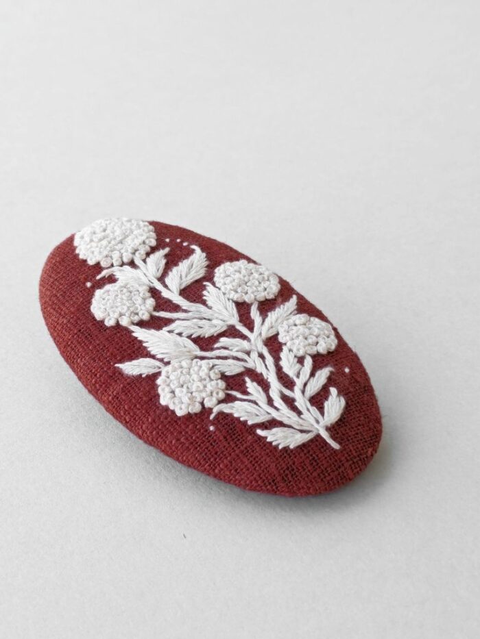 Broche en lin avec motif fleur brodé à l'aiguille