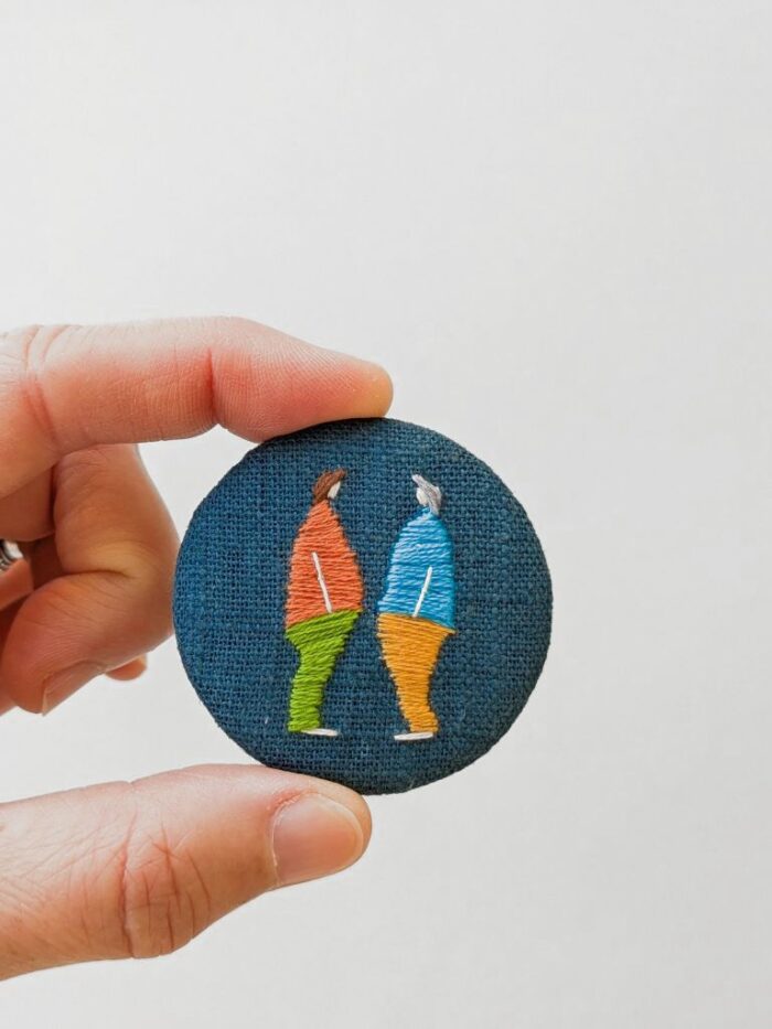 Broche textile avec broderie faite main petits bonshommes