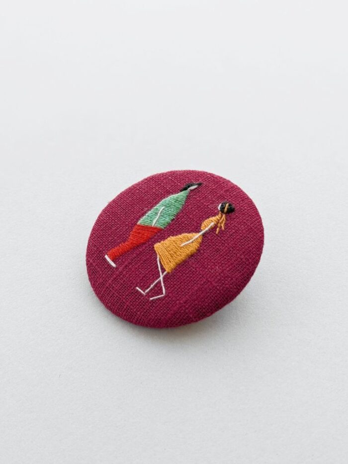 Broche textile avec broderie à l'aiguille