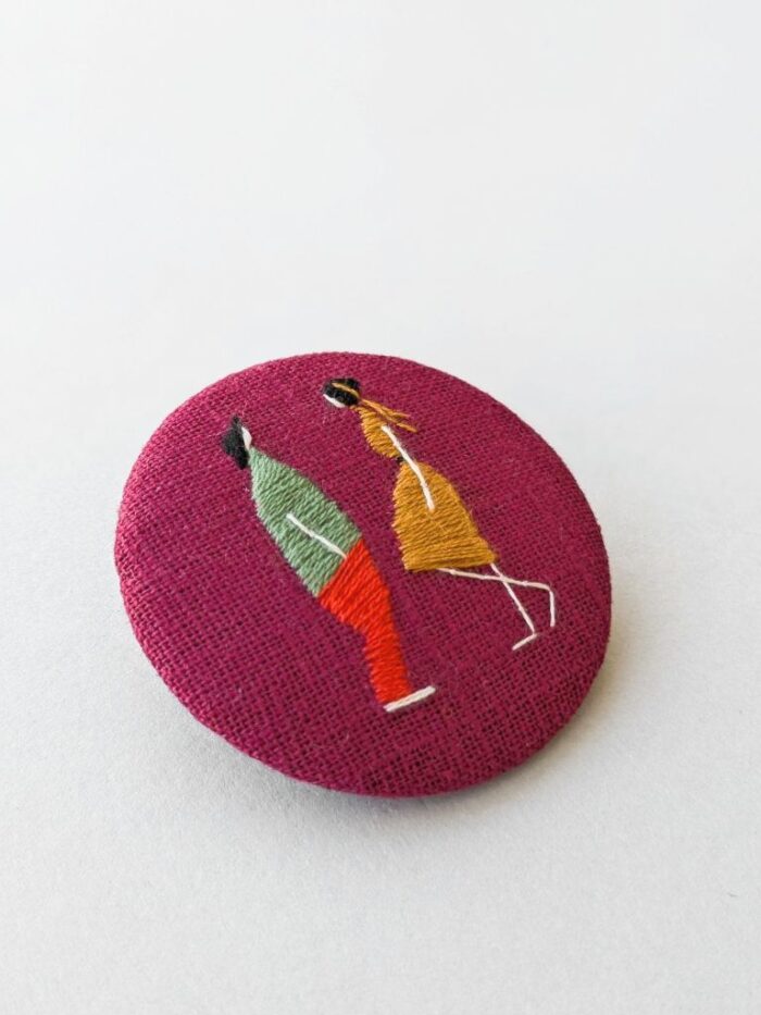 Détail broche en lin avec broderie à l'aiguille