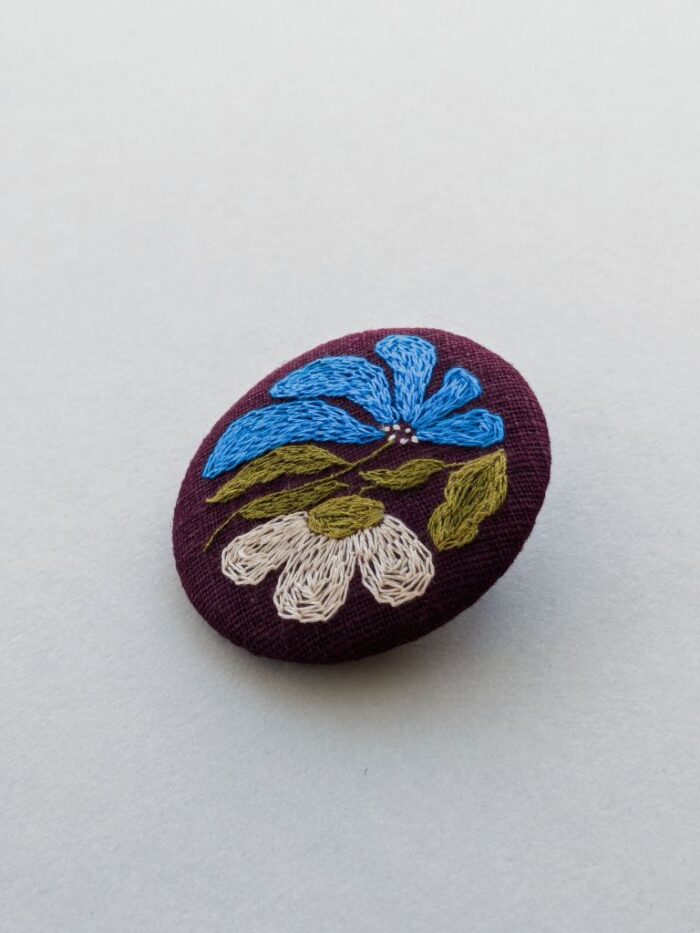 Broche en lin avec motif fleur brodé à l'aiguille