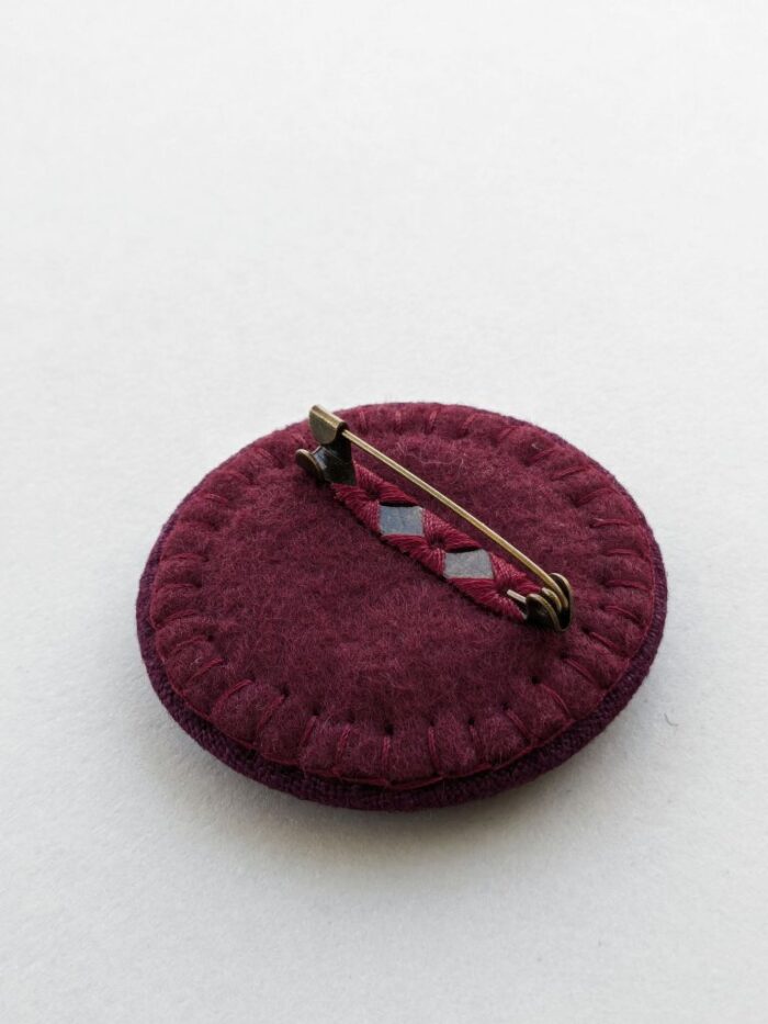 Arrière broche en lin avec motif fleur brodé à l'aiguille