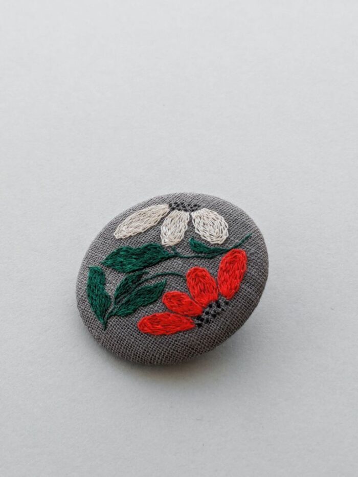 Broche textile avec broderie à l'aiguille