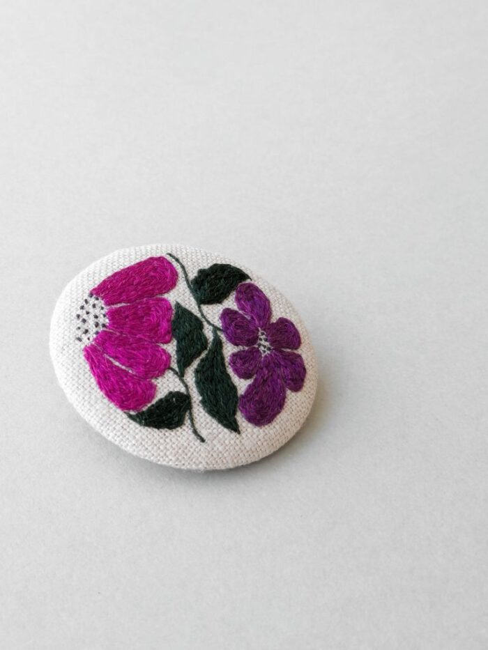 Détail broche en lin avec broderie fleur faite à l'aiguille