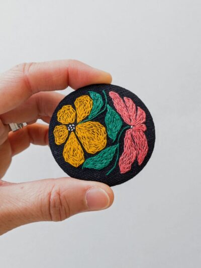 Broche avec broderie fleur faite à l'aiguille