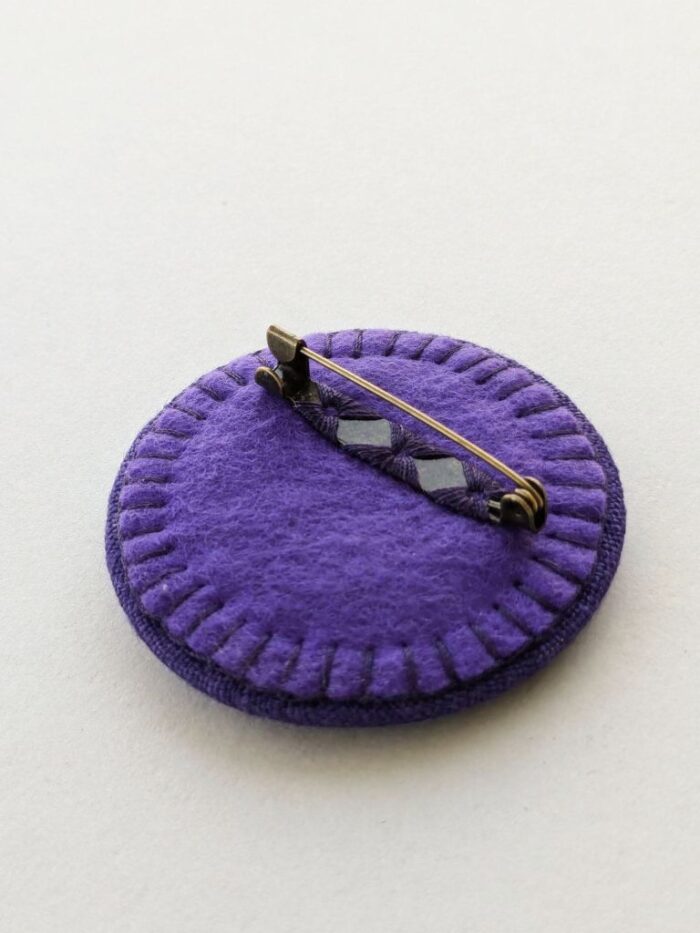 Arrière broche en lin avec motif brodé à l'aiguille