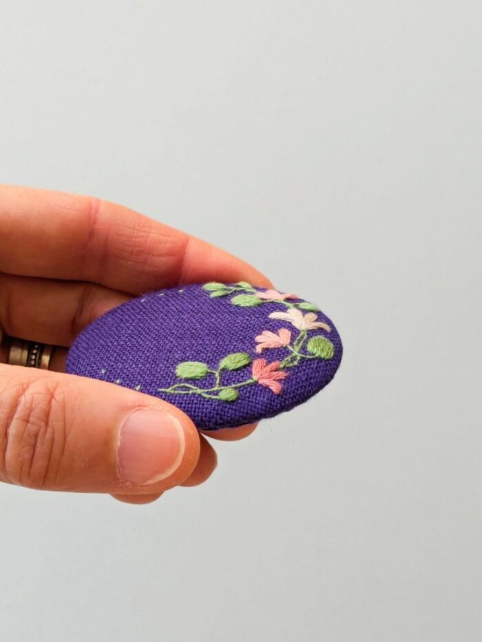 Broche violette en lin avec motif brodé à l'aiguille