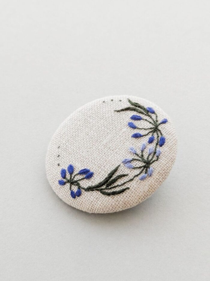 Broche textile brodée main avec motif couronne de fleurs