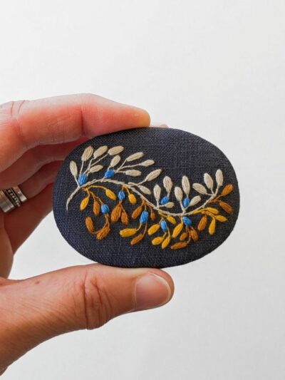 Broche en lin avec broderie branche de fleurs