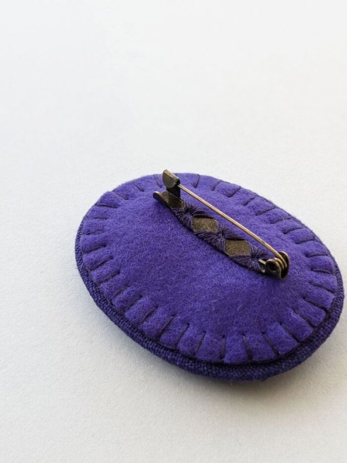 Arrière broche en lin avec broderie fleur réalisée à l'aiguille